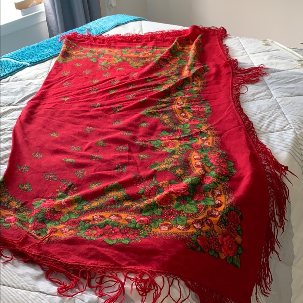 Red shawl - Picture 5 of 5